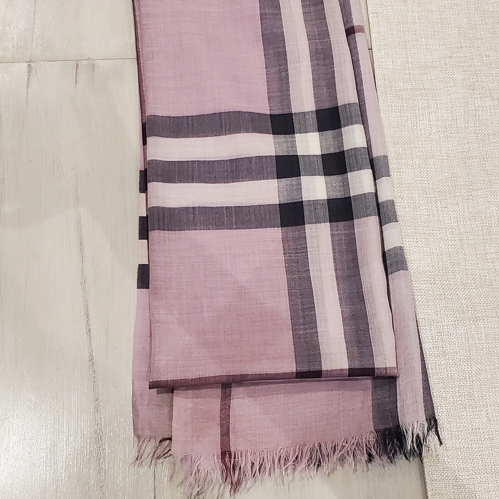 BURBERRY Lightweight Scarf